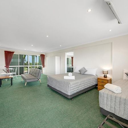 Reef Adventureland Motor Inn Tannum Sands Bagian luar foto