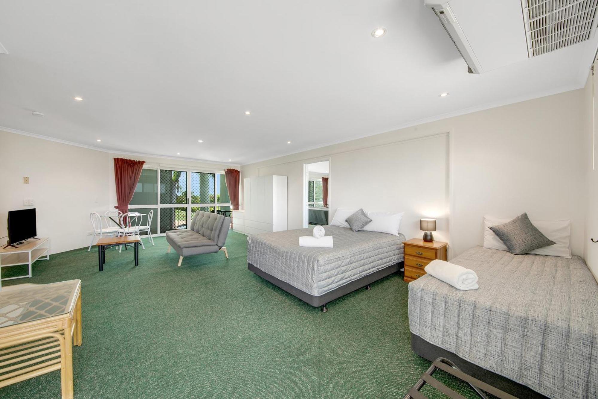 Reef Adventureland Motor Inn Tannum Sands Bagian luar foto
