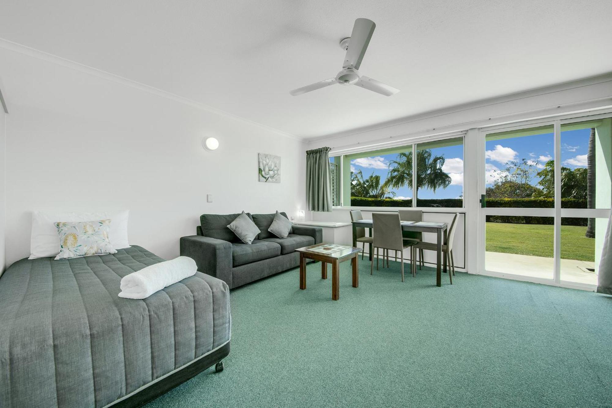 Reef Adventureland Motor Inn Tannum Sands Bagian luar foto