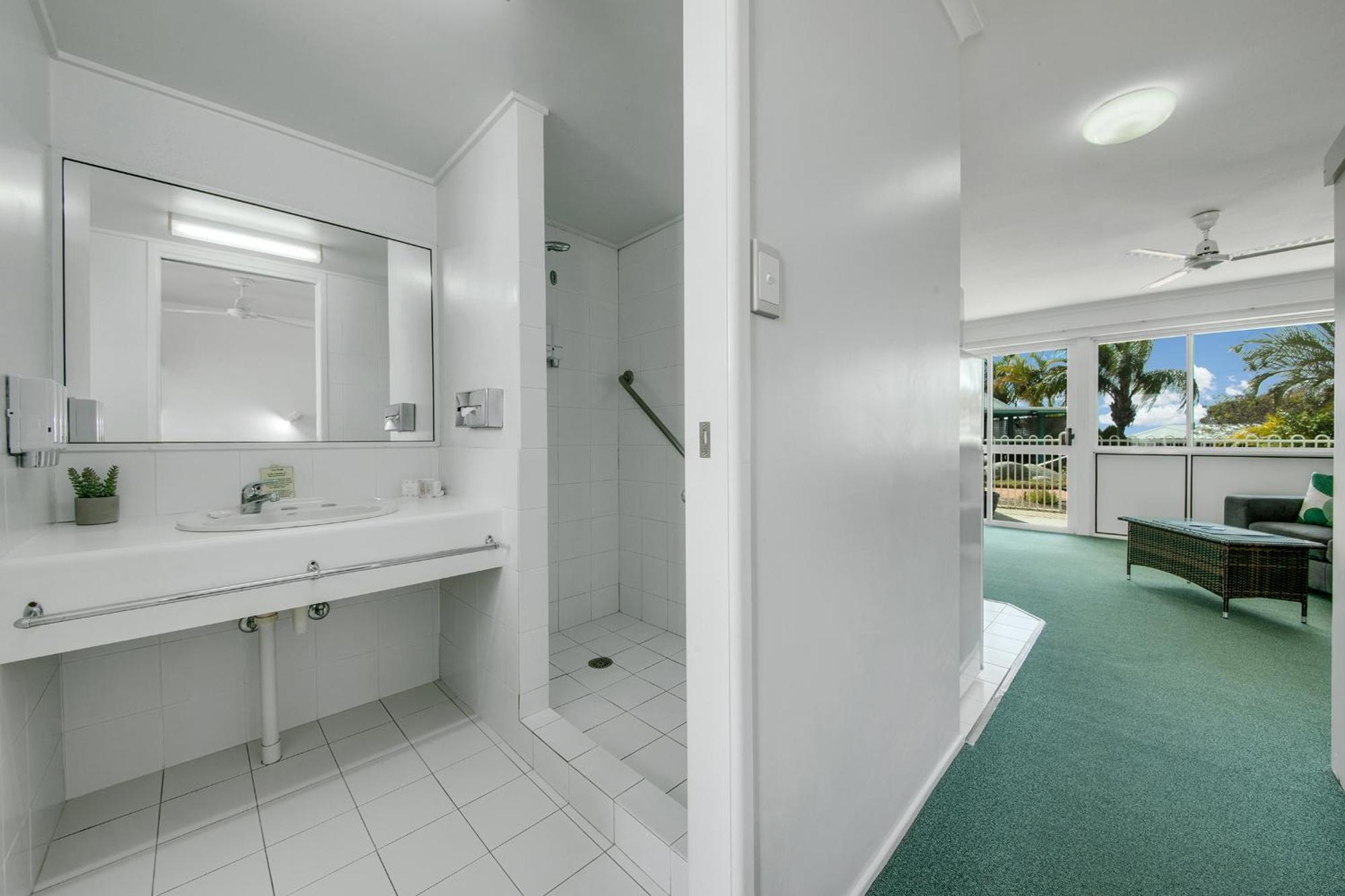 Reef Adventureland Motor Inn Tannum Sands Bagian luar foto