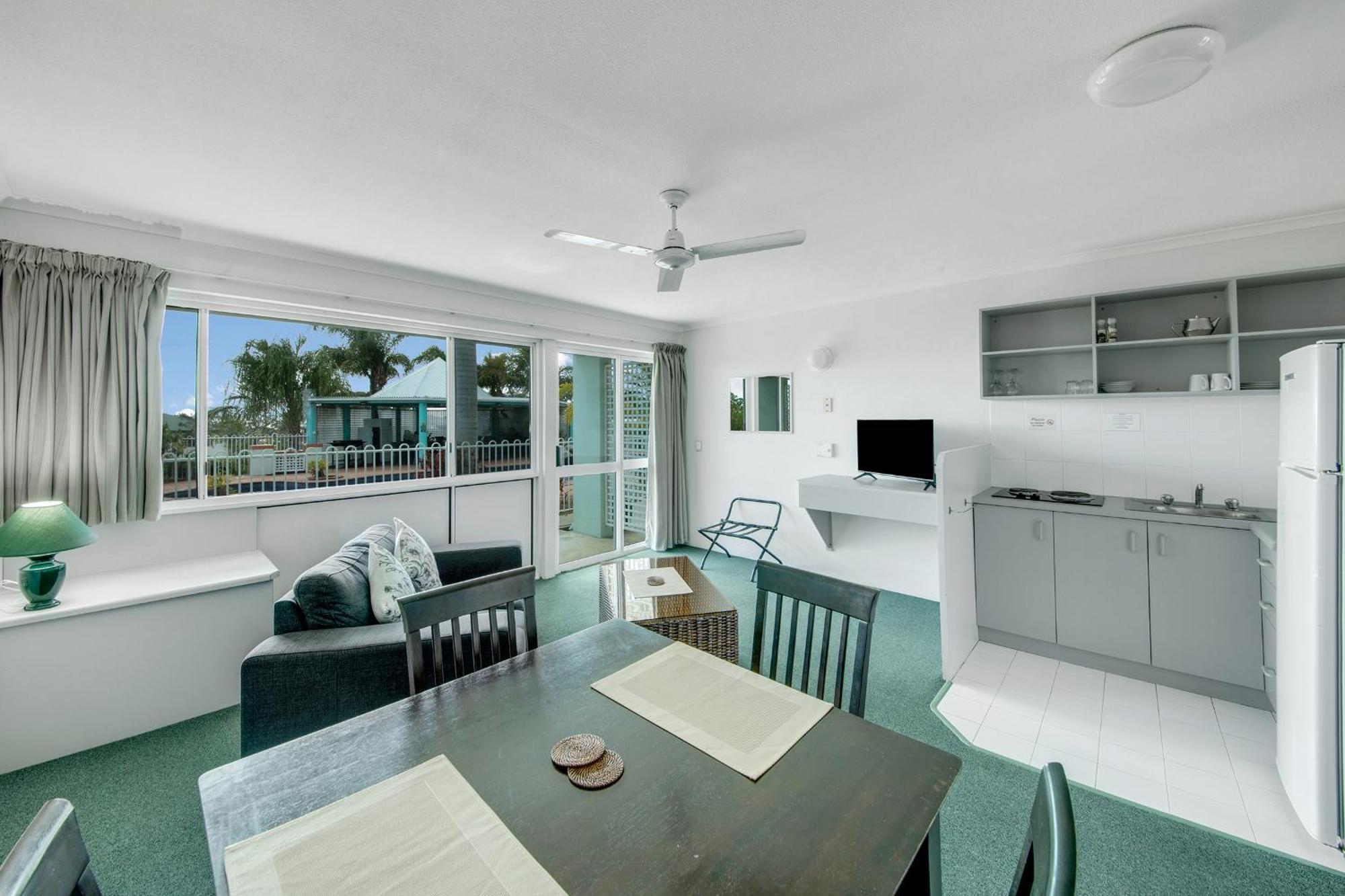 Reef Adventureland Motor Inn Tannum Sands Bagian luar foto