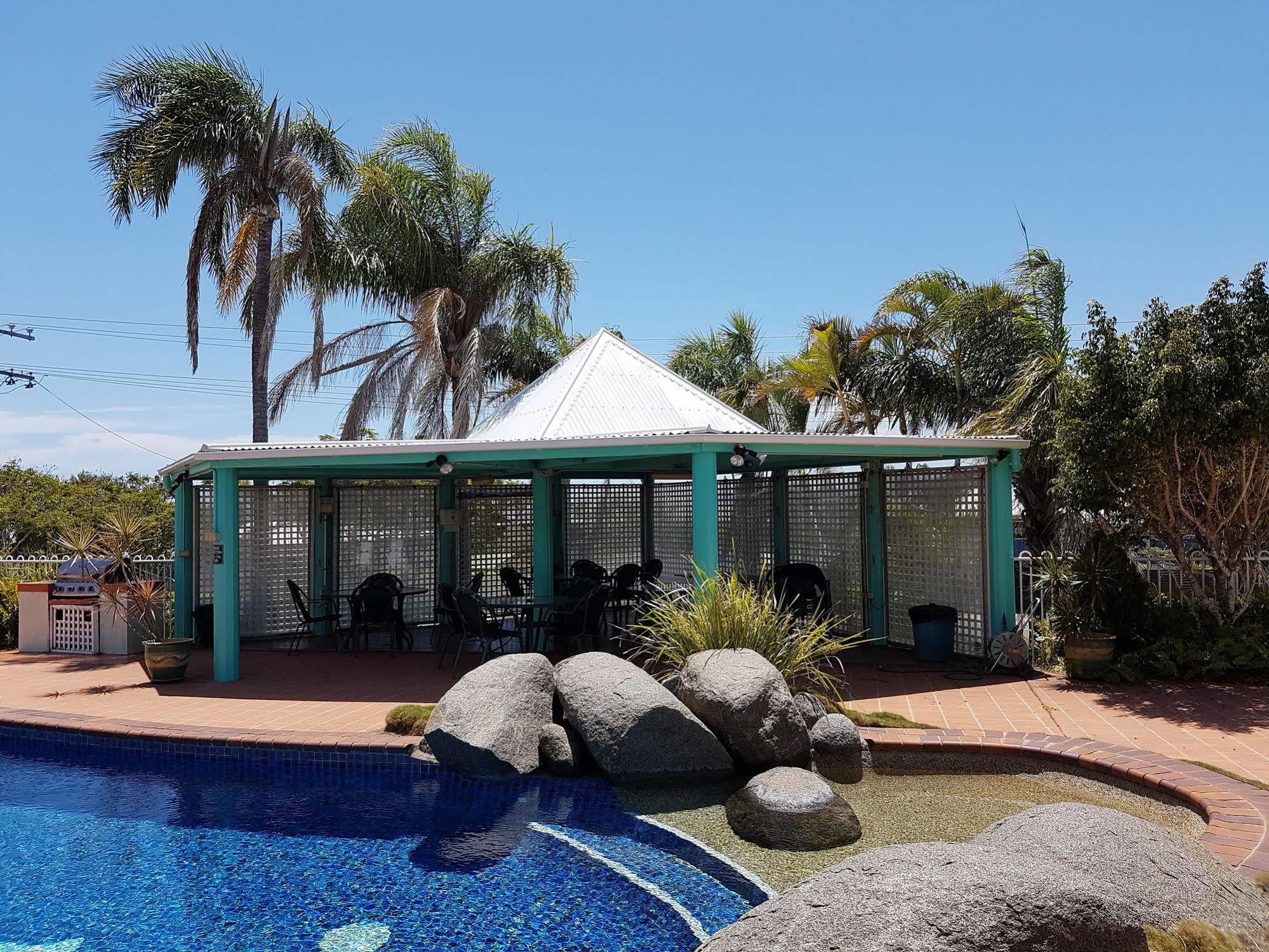 Reef Adventureland Motor Inn Tannum Sands Bagian luar foto